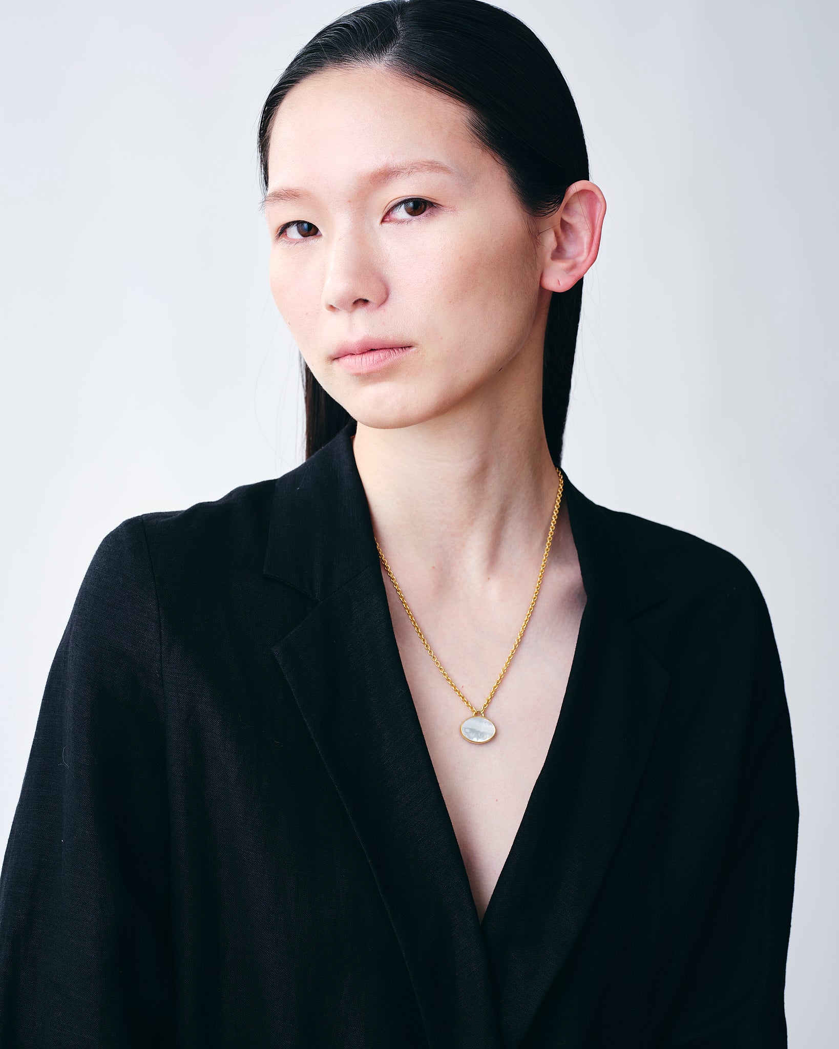 White Shell × Black Shell Oval Necklace -Gold-