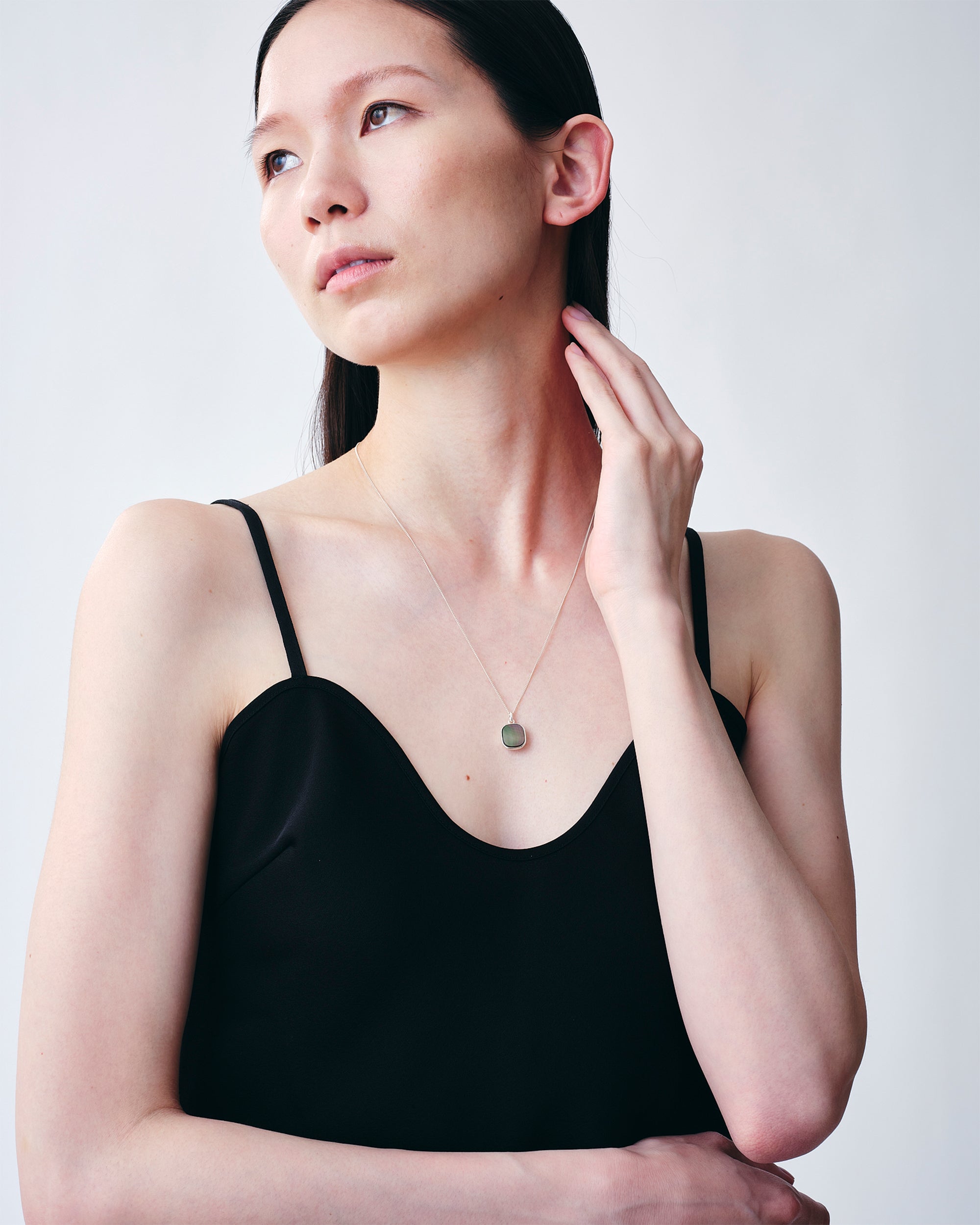 Black Shell Window Necklace -Silver-