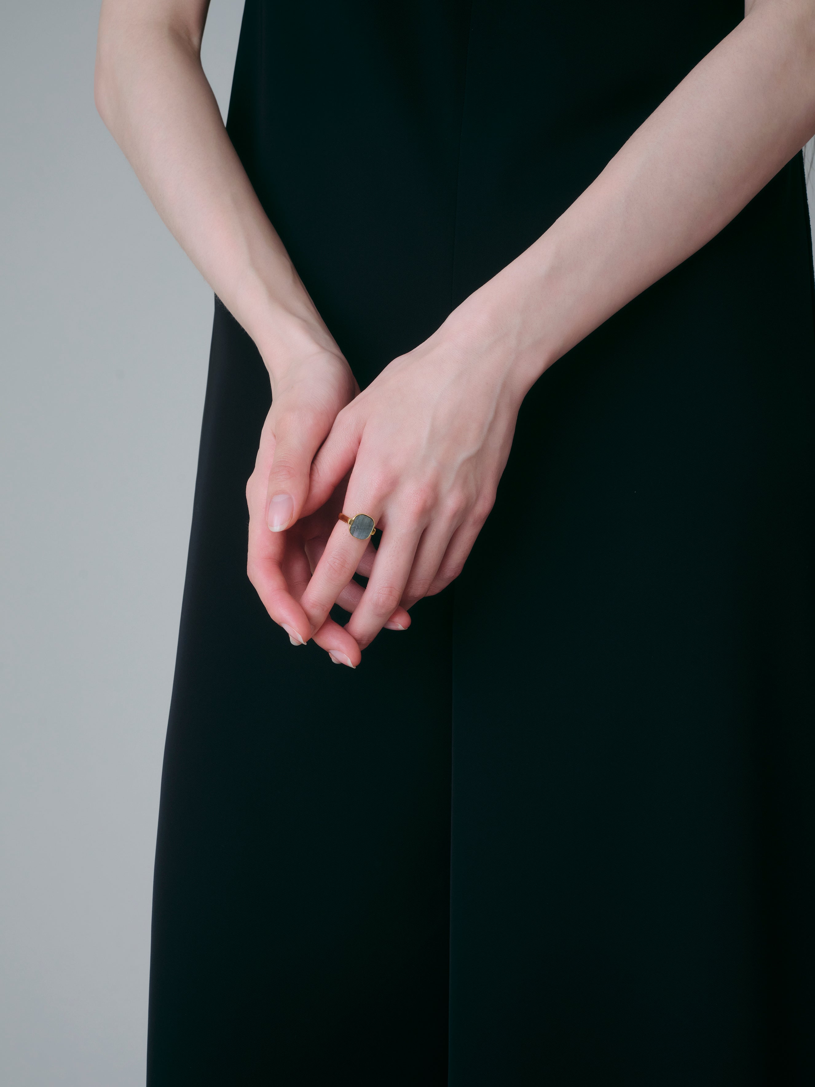 Black Shell Window Ring -Gold-