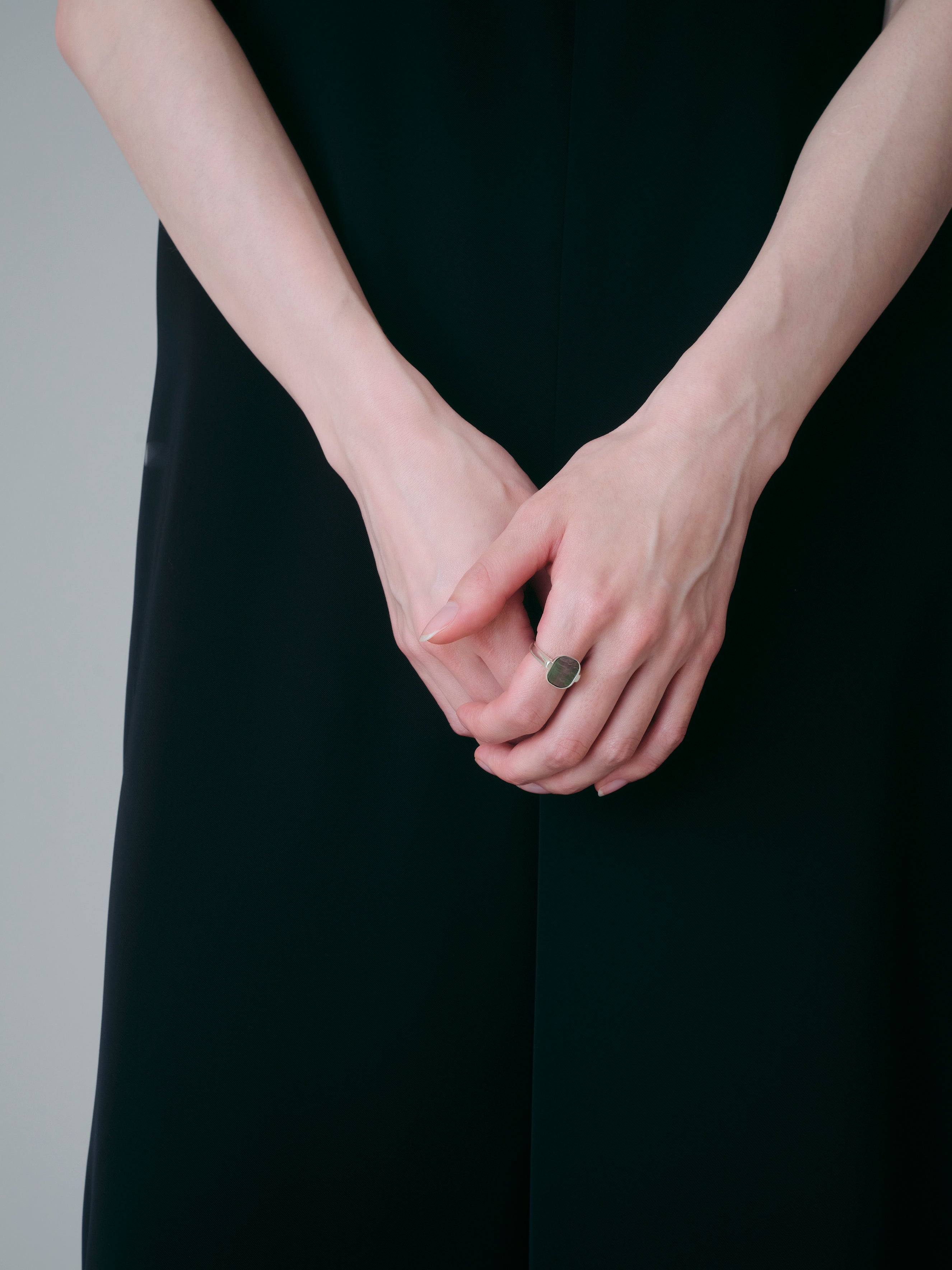 Black Shell Window Ring -Silver-