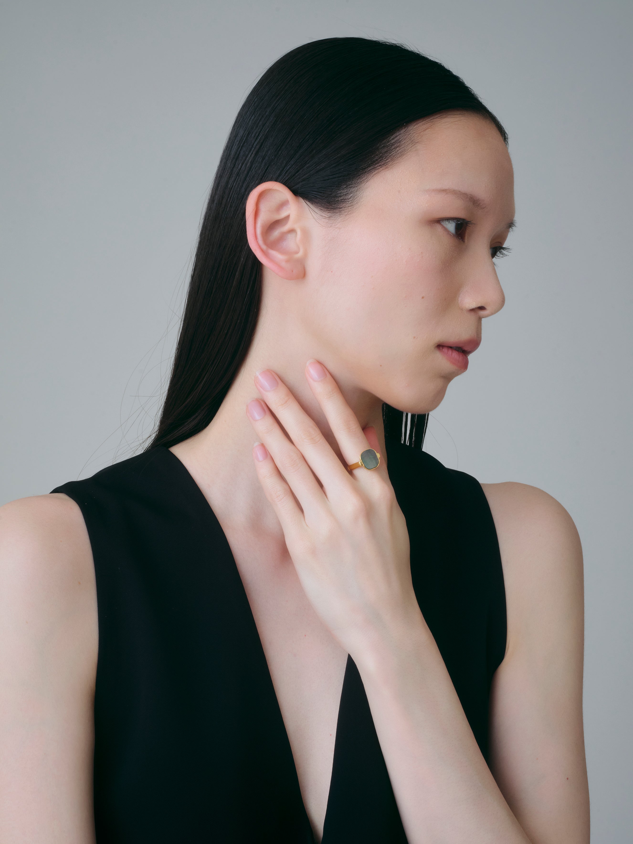 Black Shell Window Ring -Gold-