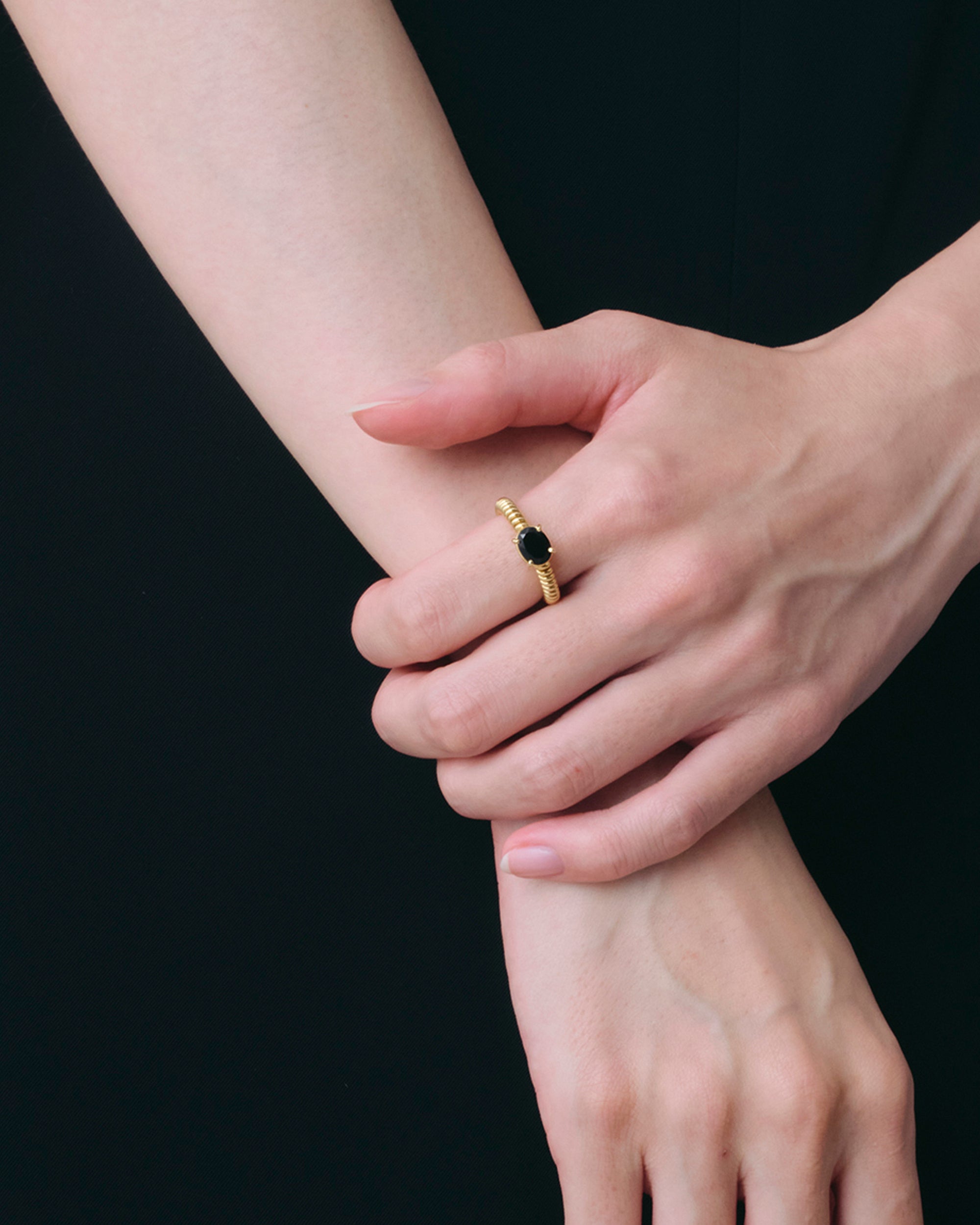 Onyx Spring Stone Ring -Gold-