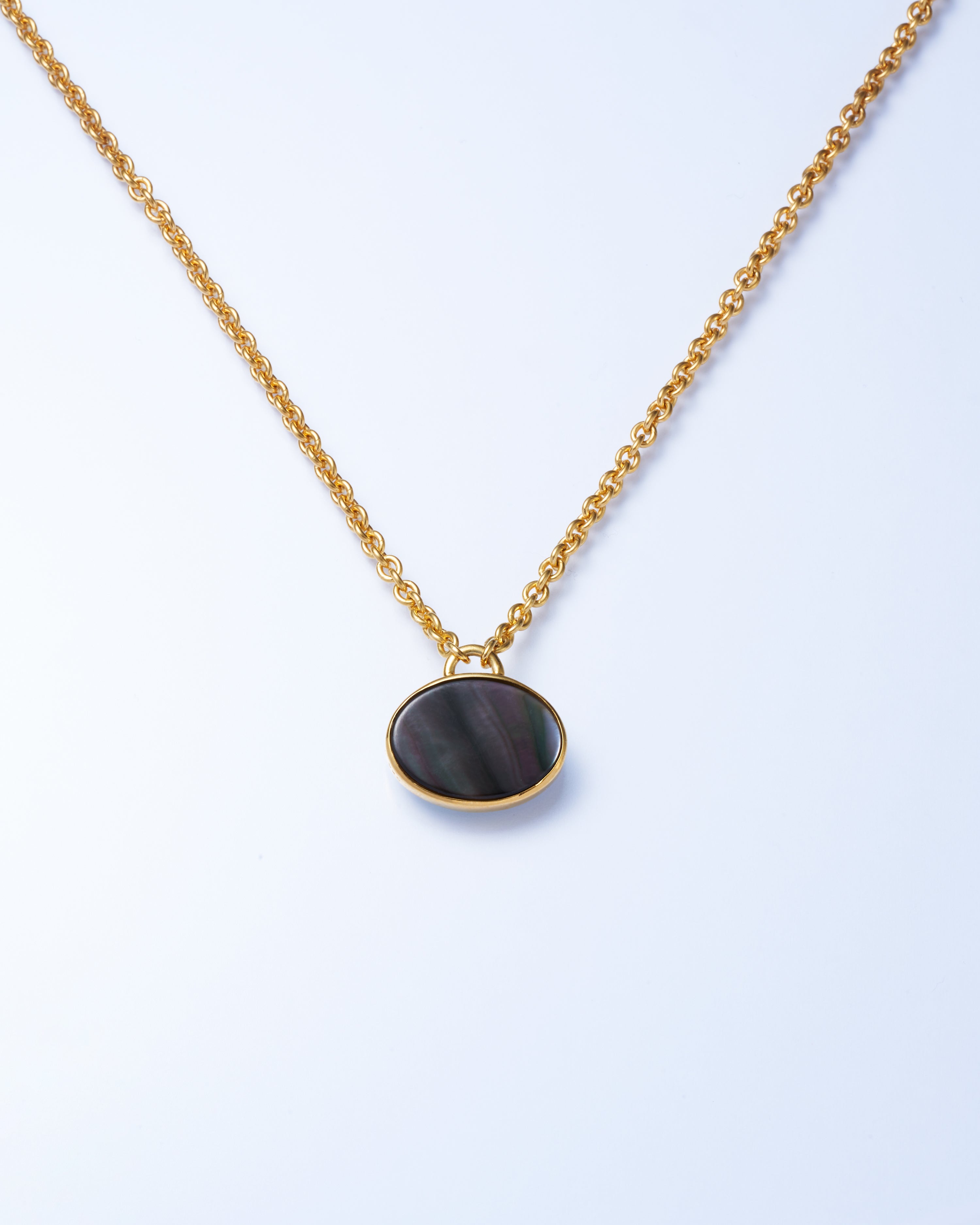 White Shell × Black Shell Oval Necklace -Gold-