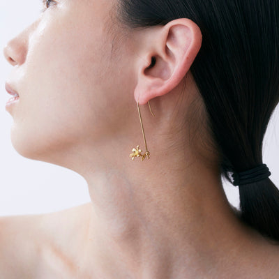 Charm Lily Hook Pierce -18K-