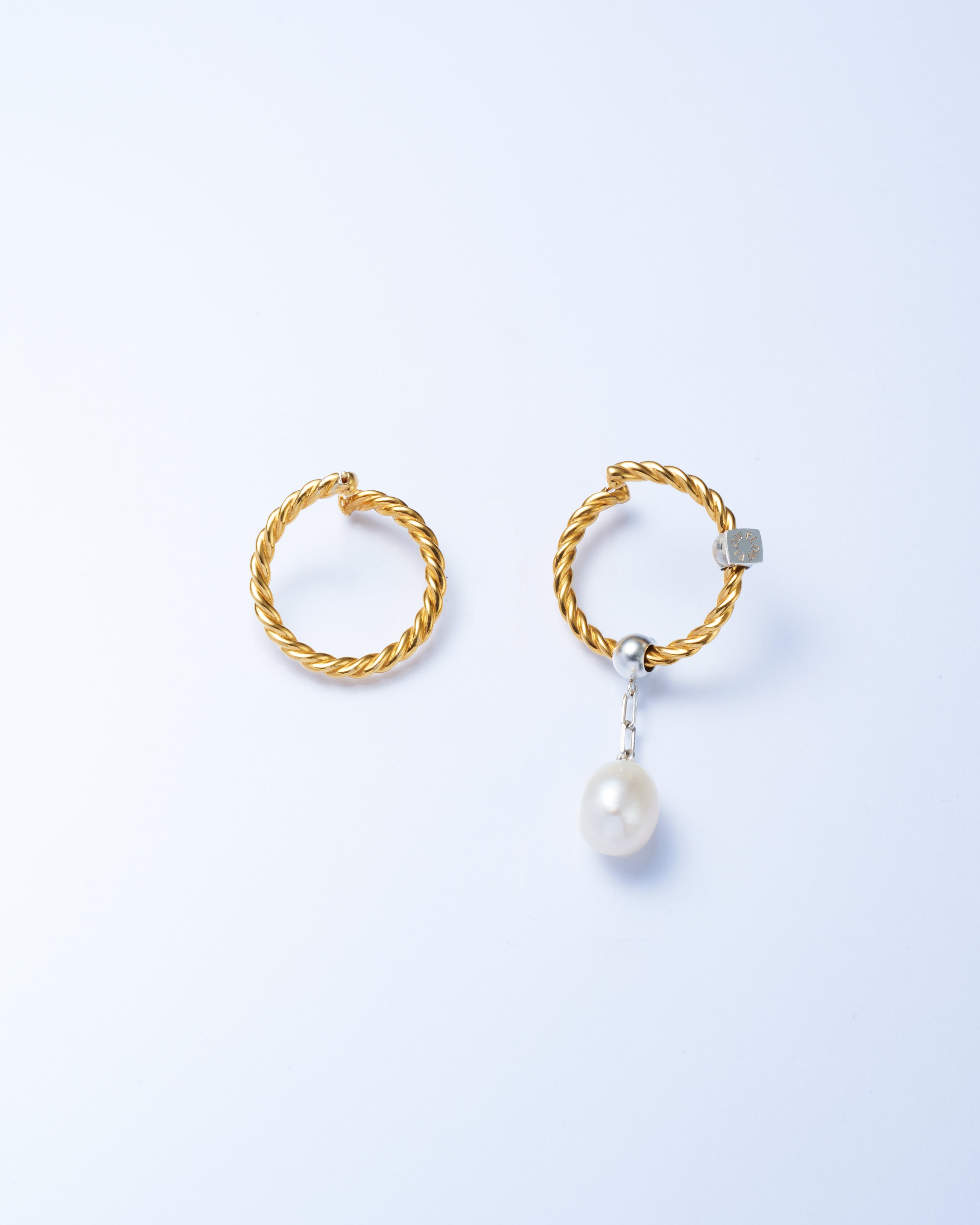 Pearl Chain Charm Short Wreath Pierce Medium -Gold-