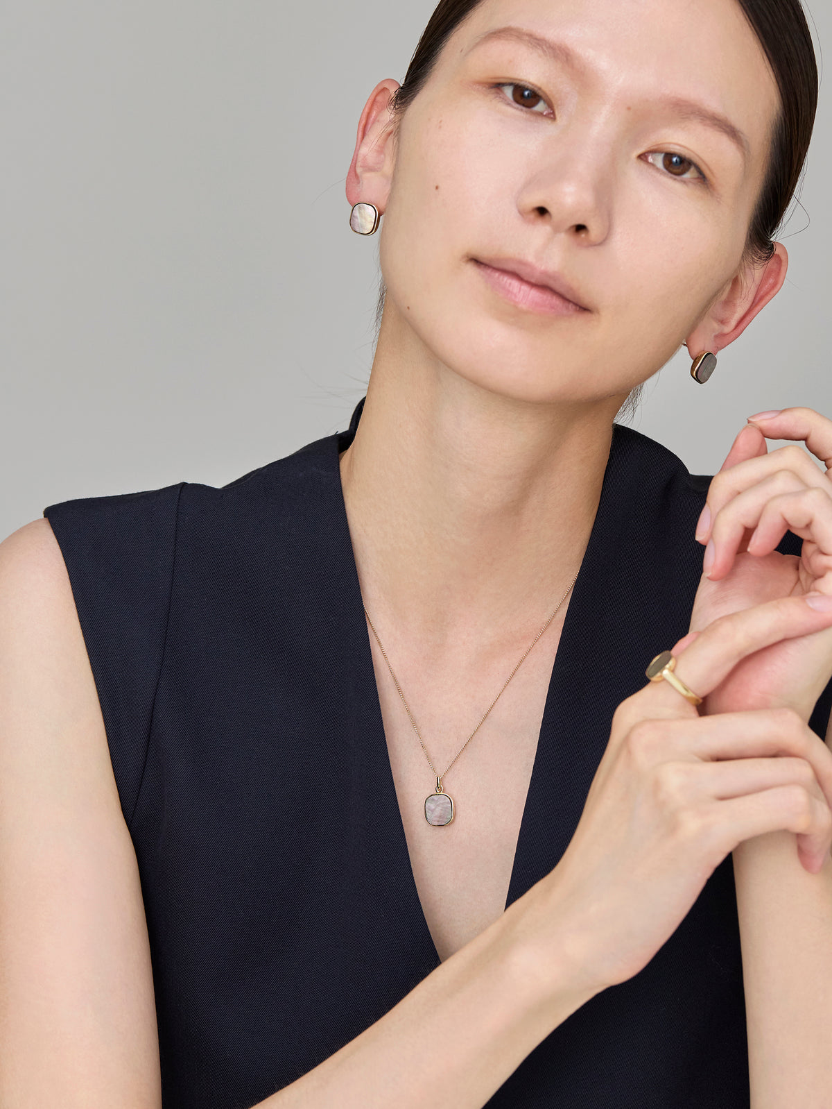 Black Shell Window Necklace -Gold-