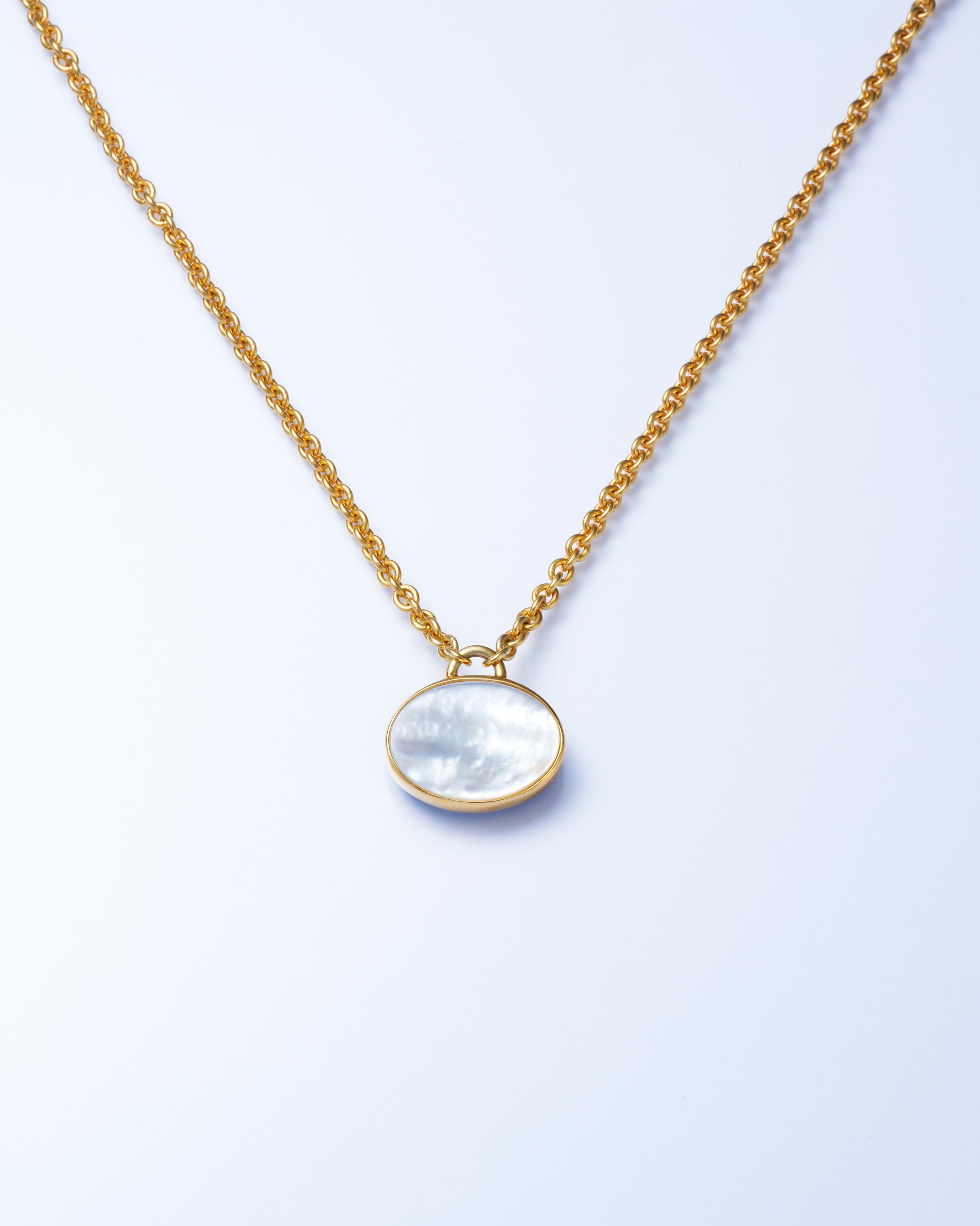 White Shell × Black Shell Oval Necklace -Gold-